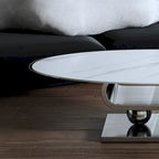 Table basse ovale moderne en pierre frittée blanche et or / argent, 1 place, pour salon